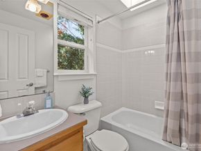 12311 Roosevelt Way NE B, Seattle WA 98125