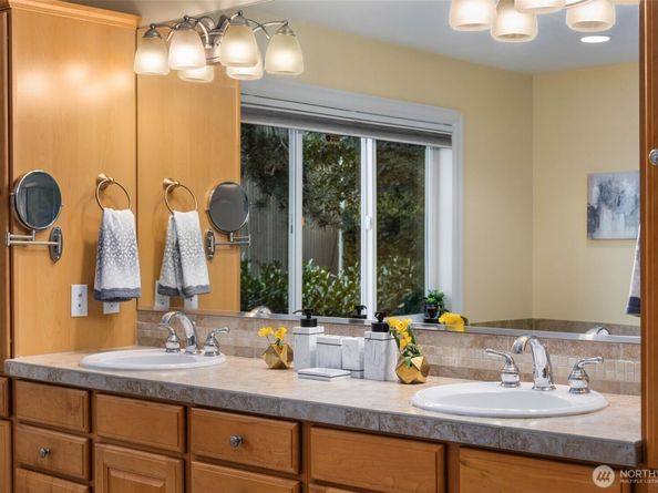 323 Lind Avenue NW, Renton WA 98057