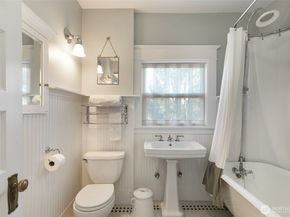 2430 8th Avenue W, Seattle WA 98119