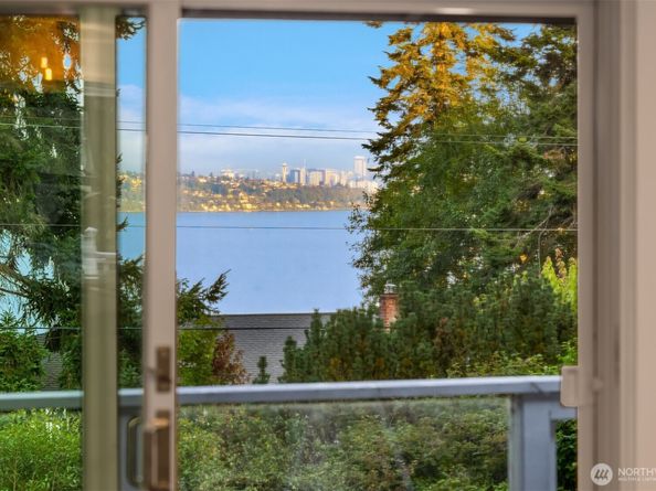 12079 Sunrise Drive NE, Bainbridge Island WA 98110