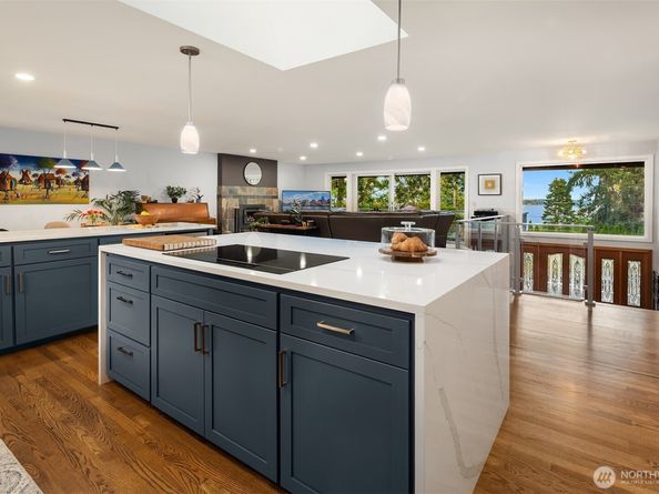 12079 Sunrise Drive NE, Bainbridge Island WA 98110