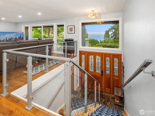 12079 Sunrise Drive NE, Bainbridge Island WA 98110