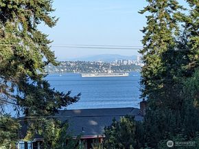 12079 Sunrise Drive NE, Bainbridge Island WA 98110