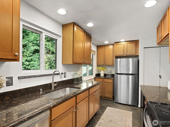 21806 NE 17th Court, Sammamish WA 98074