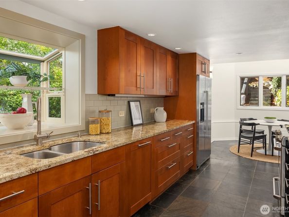 2439 36th Avenue W, Seattle WA 98199
