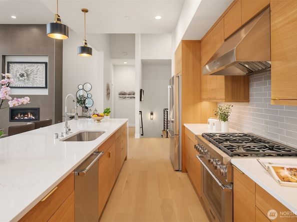 240 W Lake Sammamish Parkway SE, Bellevue WA 98008