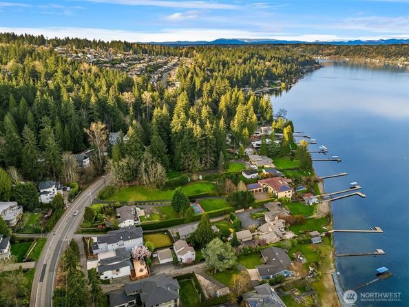 240 W Lake Sammamish Parkway SE, Bellevue WA 98008