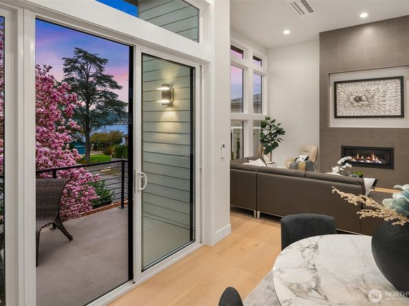 240 W Lake Sammamish Parkway SE, Bellevue WA 98008