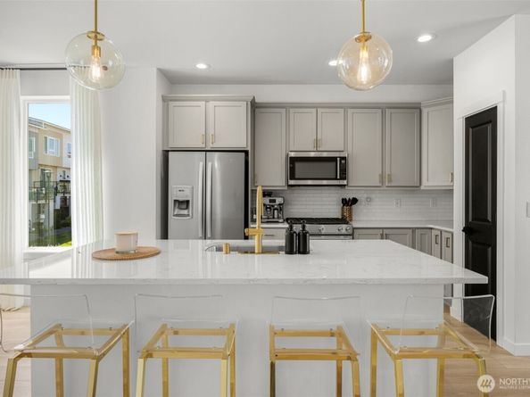 14646 35th Court NE, Lake Forest Park WA 98155