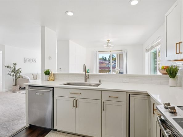 2152 N 112th Street 408, Seattle WA 98133