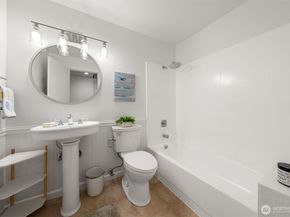 617 W Mercer Place 202, Seattle WA 98119