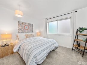 617 W Mercer Place 202, Seattle WA 98119