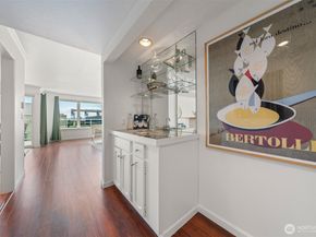 617 W Mercer Place 202, Seattle WA 98119