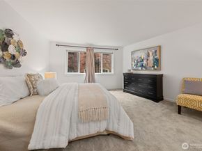 617 W Mercer Place 202, Seattle WA 98119
