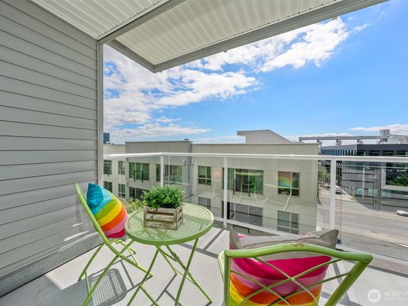 617 W Mercer Place 202, Seattle WA 98119