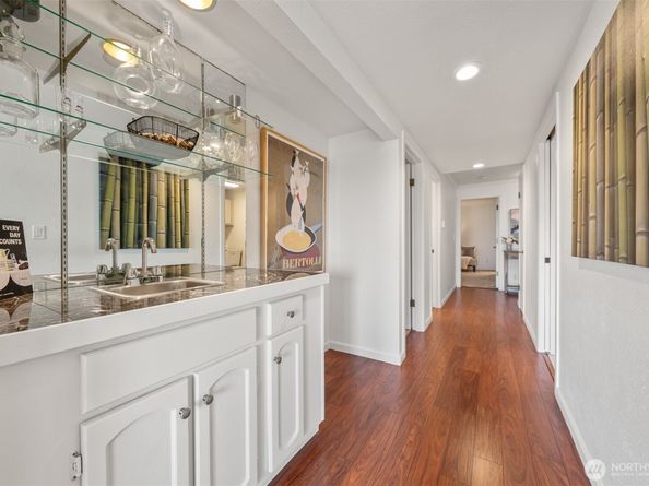 617 W Mercer Place 202, Seattle WA 98119