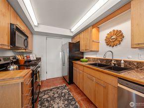 617 W Mercer Place 202, Seattle WA 98119