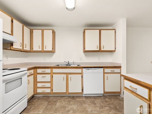 975 Aberdeen Avenue NE D203, Renton WA 98056
