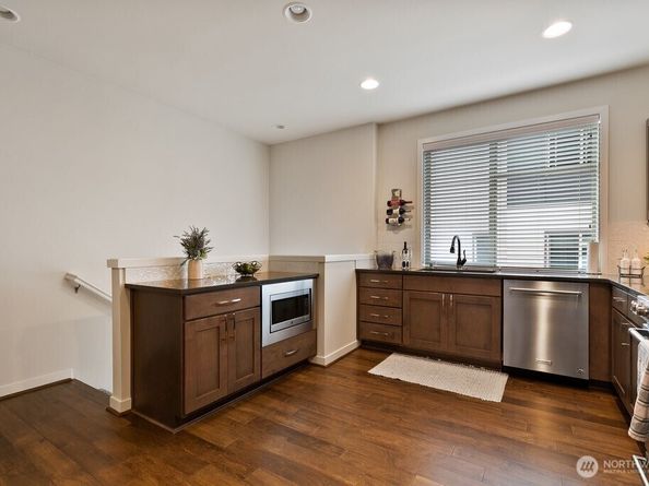 966 6th Walk NE, Issaquah WA 98029