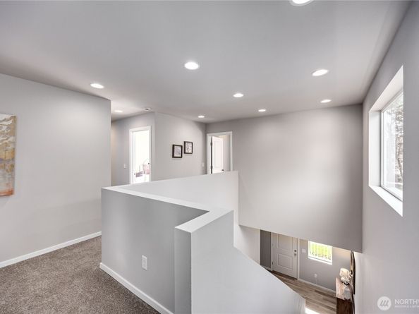 102 NE Shadowhawk Lane, Bremerton WA 98311
