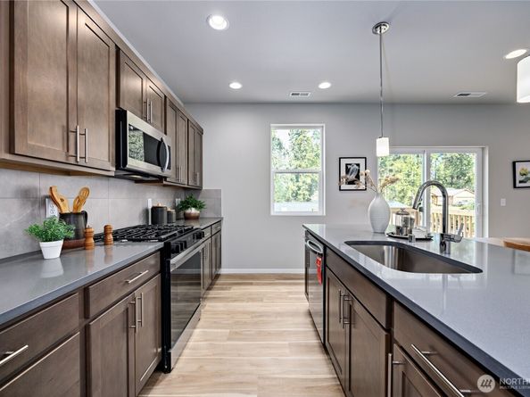 102 NE Shadowhawk Lane, Bremerton WA 98311