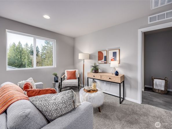 102 NE Shadowhawk Lane, Bremerton WA 98311