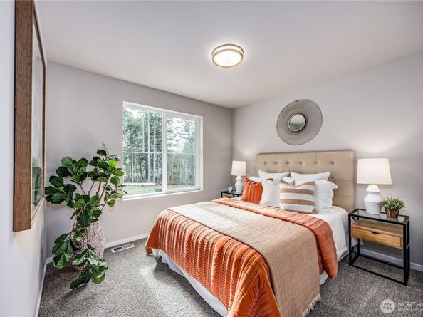 102 NE Shadowhawk Lane, Bremerton WA 98311