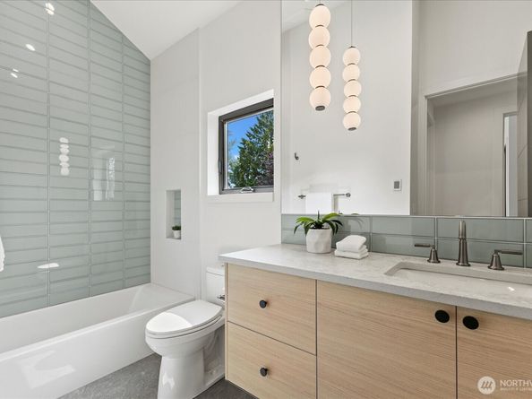 128 24th Avenue, Seattle WA 98122
