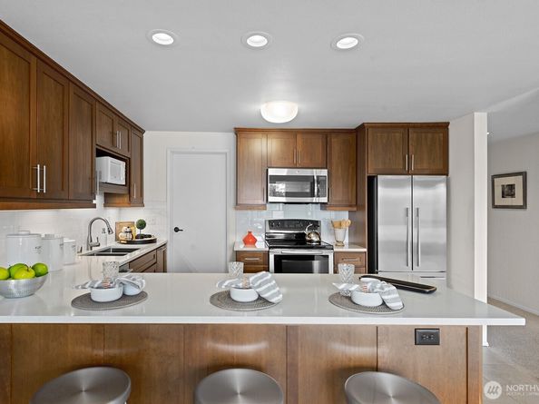 6714 Park Point Way NE, Seattle WA 98115