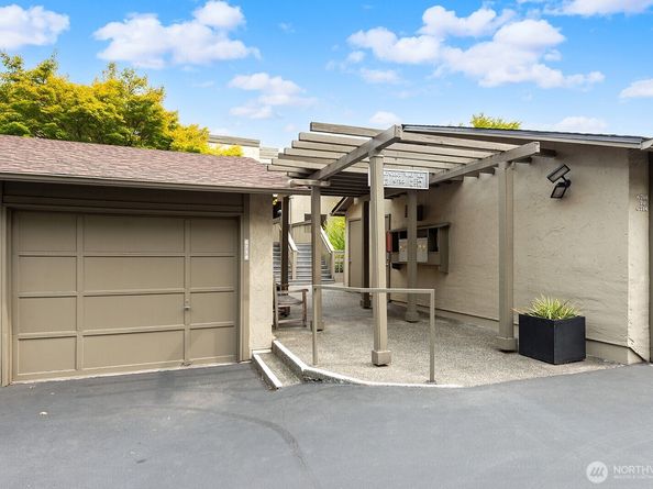 6714 Park Point Way NE, Seattle WA 98115