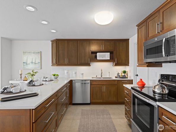 6714 Park Point Way NE, Seattle WA 98115