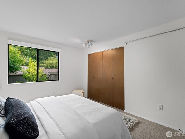 6714 Park Point Way NE, Seattle WA 98115