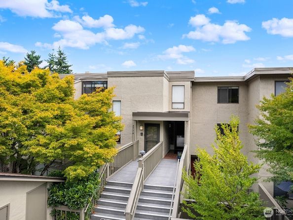 6714 Park Point Way NE, Seattle WA 98115