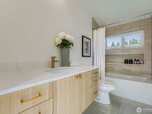 8800 41st Avenue SW, Seattle WA 98136