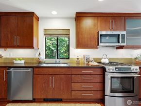 2425 N 75th Street, Seattle WA 98103