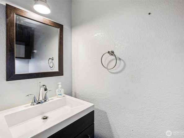 280 NW Newport Way B14, Issaquah WA 98027