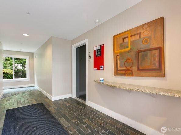 3202 SW Avalon Way 102, Seattle WA 98126