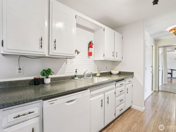 7064 35th Avenue NE 23, Seattle WA 98115
