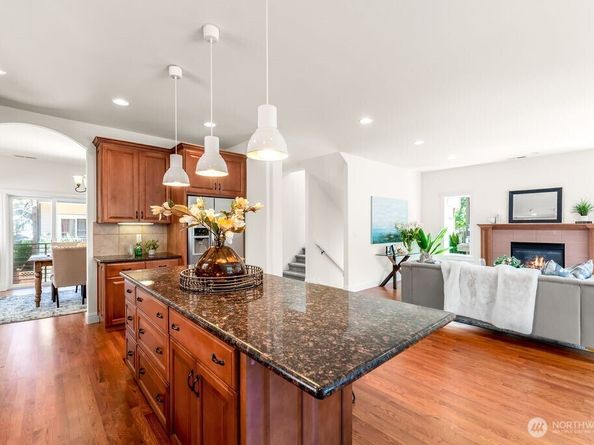 810 5th Avenue NW, Issaquah WA 98027
