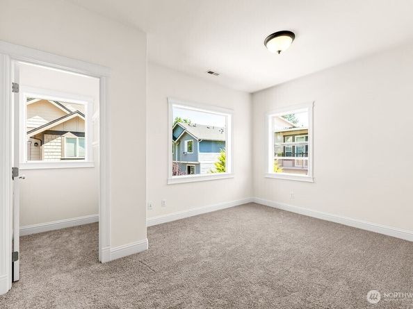 810 5th Avenue NW, Issaquah WA 98027