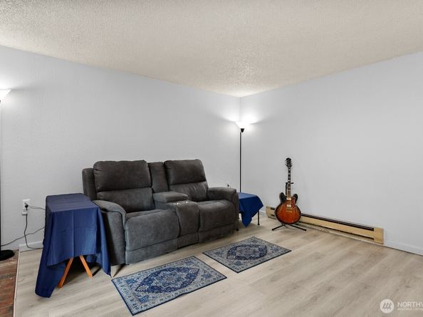 19818 15th Avenue NE 204, Shoreline WA 98155