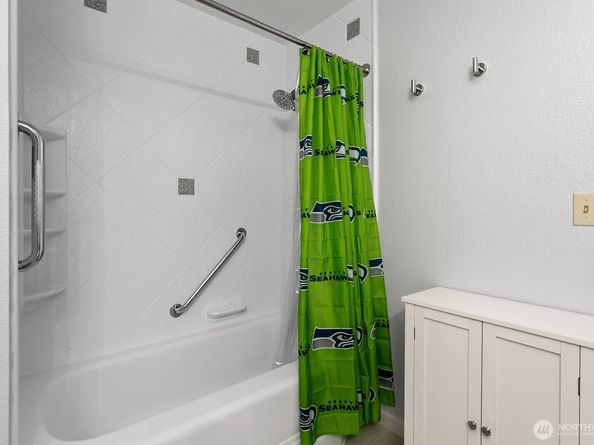 19818 15th Avenue NE 204, Shoreline WA 98155