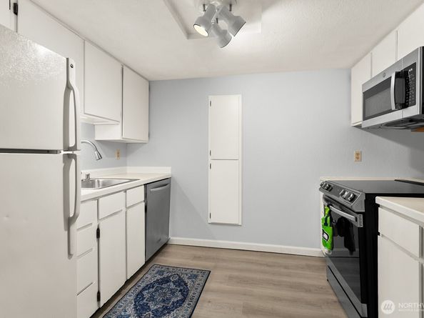 19818 15th Avenue NE 204, Shoreline WA 98155