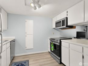 19818 15th Avenue NE 204, Shoreline WA 98155