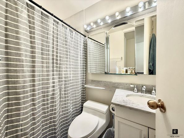 393 West 49th Street 2PP, New York NY 10019