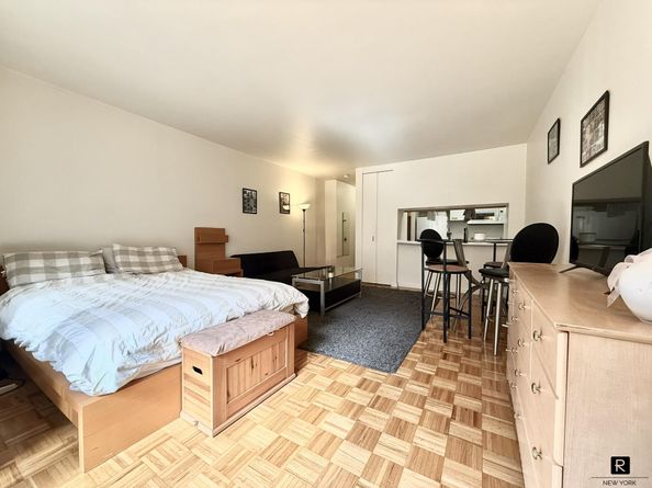 393 West 49th Street 2PP, New York NY 10019