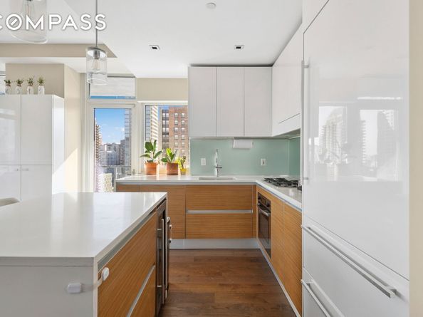 555 West 59th Street 28D, New York NY 10019