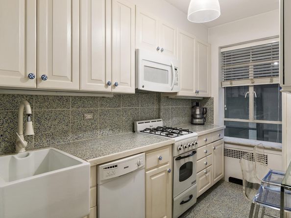 45 West 54th Street 8A, New York NY 10019