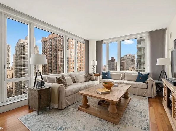 250 East 53rd Street 2702, New York NY 10022