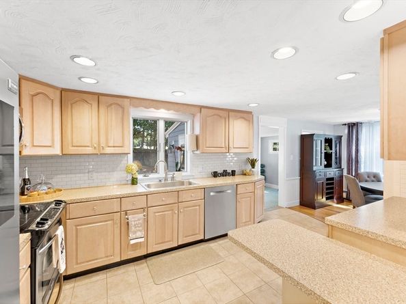 16 Plymouth Cir, Melrose MA 02176